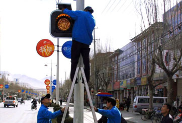 2006年3月22日，西藏英利公司員工正在安裝向拉薩捐贈太陽能交通指示燈