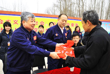 2010年2月9日，由集團黨委書記楊建忠帶隊，分別來到112師和淶水寺皇浦村進行新春慰問