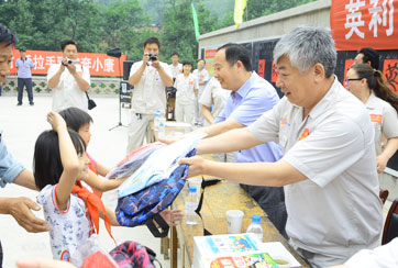2012年5月29日，英利集團到易縣馮家莊村慰問