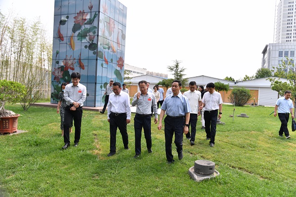 保定市政協主席李俊嶺到英利集團實地視察